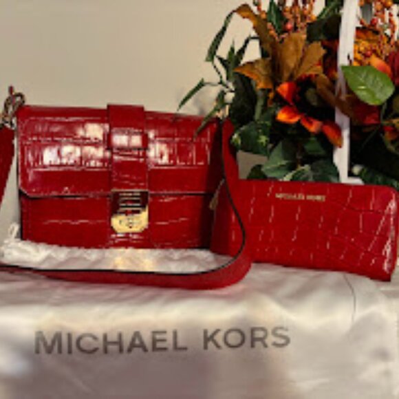 Rare Michael Kors Beautiful Red Handbag with matching wallet and a dust bag - Picture 1 of 16